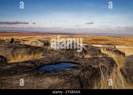 Petit bassin d'eau dans une dépression des pierres de grincement de Blackstone Edge, Rochdale, Angleterre. Banque D'Images