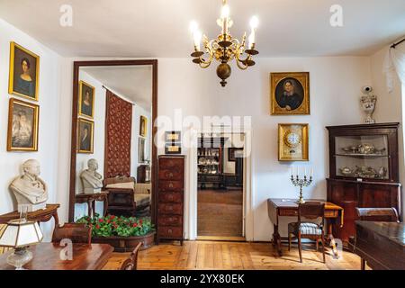 Oporow, Pologne - 17 août 2024 : entrée intérieur du couloir des chevaliers médiévaux briques gothique château d'Oporowskich dans le parc historique du village d'Oporow Banque D'Images