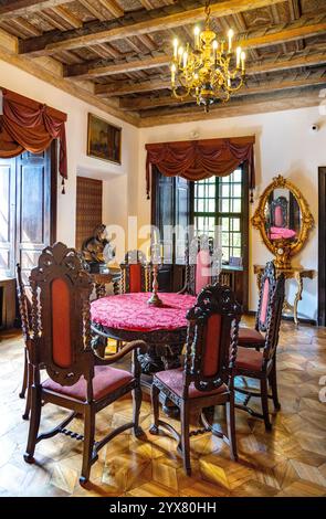 Oporow, Pologne - 17 août 2024 : salle à manger principale intérieur de chevaliers médiévaux gothique château d'Oporowskich dans le parc historique de Porto Banque D'Images