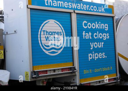Brentwood Essex 14th Dec 2024 Thames Water a exhorté les clients et les entreprises à éliminer leurs déchets correctement cette saison festive, après que 80% des blocages en 2024 ont été causés par des articles qui n'auraient pas dû être jetés dans les égouts, en particulier demandé aux restaurants et aux particuliers de ne pas verser d'huile de cuisson et de matériaux simlar dans les égouts. Photo : une camionnette de nettoyage de drain à Brentwood Essex crédit : Ian Davidson/Alamy Live News Banque D'Images