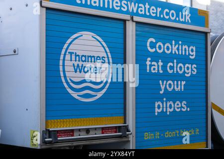Brentwood Essex 14th Dec 2024 Thames Water a exhorté les clients et les entreprises à éliminer leurs déchets correctement cette saison festive, après que 80% des blocages en 2024 ont été causés par des articles qui n'auraient pas dû être jetés dans les égouts, en particulier demandé aux restaurants et aux particuliers de ne pas verser d'huile de cuisson et de matériaux simlar dans les égouts. Photo : une camionnette de nettoyage de drain à Brentwood Essex crédit : Ian Davidson/Alamy Live News Banque D'Images