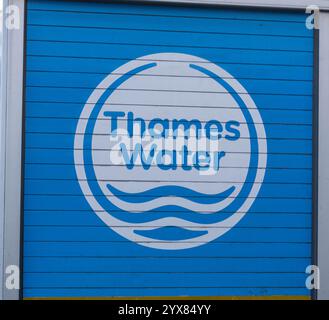 Brentwood Essex 14th Dec 2024 Thames Water a exhorté les clients et les entreprises à éliminer leurs déchets correctement cette saison festive, après que 80% des blocages en 2024 ont été causés par des articles qui n'auraient pas dû être jetés dans les égouts, en particulier demandé aux restaurants et aux particuliers de ne pas verser d'huile de cuisson et de matériaux simlar dans les égouts. Photo : une camionnette de nettoyage de drain à Brentwood Essex crédit : Ian Davidson/Alamy Live News Banque D'Images