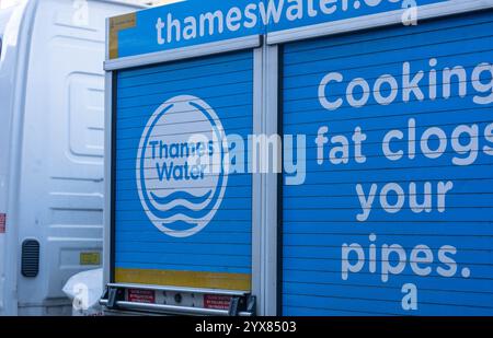 Brentwood Essex 14th Dec 2024 Thames Water a exhorté les clients et les entreprises à éliminer leurs déchets correctement cette saison festive, après que 80% des blocages en 2024 ont été causés par des articles qui n'auraient pas dû être jetés dans les égouts, en particulier demandé aux restaurants et aux particuliers de ne pas verser d'huile de cuisson et de matériaux simlar dans les égouts. Photo : une camionnette de nettoyage de drain à Brentwood Essex crédit : Ian Davidson/Alamy Live News Banque D'Images