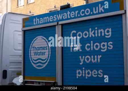 Brentwood Essex 14th Dec 2024 Thames Water a exhorté les clients et les entreprises à éliminer leurs déchets correctement cette saison festive, après que 80% des blocages en 2024 ont été causés par des articles qui n'auraient pas dû être jetés dans les égouts, en particulier demandé aux restaurants et aux particuliers de ne pas verser d'huile de cuisson et de matériaux simlar dans les égouts. Photo : une camionnette de nettoyage de drain à Brentwood Essex crédit : Ian Davidson/Alamy Live News Banque D'Images
