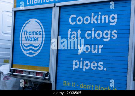 Brentwood Essex 14th Dec 2024 Thames Water a exhorté les clients et les entreprises à éliminer leurs déchets correctement cette saison festive, après que 80% des blocages en 2024 ont été causés par des articles qui n'auraient pas dû être jetés dans les égouts, en particulier demandé aux restaurants et aux particuliers de ne pas verser d'huile de cuisson et de matériaux simlar dans les égouts. Photo : une camionnette de nettoyage de drain à Brentwood Essex crédit : Ian Davidson/Alamy Live News Banque D'Images