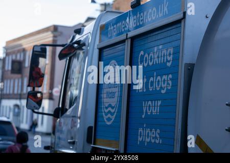 Brentwood Essex 14th Dec 2024 Thames Water a exhorté les clients et les entreprises à éliminer leurs déchets correctement cette saison festive, après que 80% des blocages en 2024 ont été causés par des articles qui n'auraient pas dû être jetés dans les égouts, en particulier demandé aux restaurants et aux particuliers de ne pas verser d'huile de cuisson et de matériaux simlar dans les égouts. Photo : une camionnette de nettoyage de drain à Brentwood Essex crédit : Ian Davidson/Alamy Live News Banque D'Images