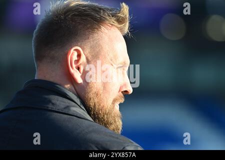 Le manager Rob Elliot (manager Crawley Town) regarde lors du match de Sky Bet League 1 entre Peterborough et Crawley Town à London Road, Peterborough, samedi 14 décembre 2024. (Photo : Kevin Hodgson | mi News) crédit : MI News & Sport /Alamy Live News Banque D'Images