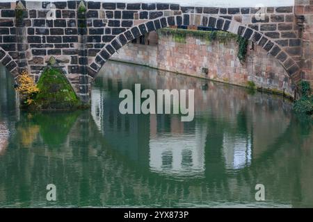 Bogen der Henkerbrücke über die Pegnitz, Nürnberg, Mittelfranken, Franken, Bayern, Deutschland *** Arc du pont Hangmans sur le Pegnitz, Nuremberg, moyenne Franconie, Franconie, Bavière, Allemagne Banque D'Images