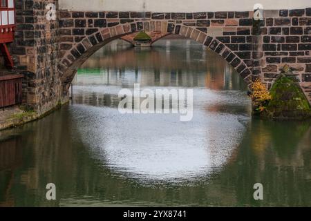 Bogen der Henkerbrücke über die Pegnitz, Nürnberg, Mittelfranken, Franken, Bayern, Deutschland *** Arc du pont Hangmans sur le Pegnitz, Nuremberg, moyenne Franconie, Franconie, Bavière, Allemagne Banque D'Images