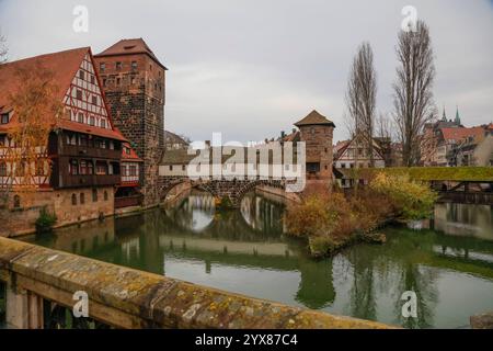 Maxbrücke und Henkerbrücke, Henkersteg über die Pegnitz, Weinstadel und Wasserturm, Nürnberg, Mittelfranken, Franken, Bayern, Deutschland *** Maxbrücke et Henkerbrücke, Henkersteg au-dessus de Pegnitz, Weinstadel et château d'eau, Nuremberg, moyenne Franconie, Franconie, Bavière, Allemagne Banque D'Images