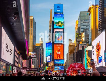 New York, États-Unis - 05 octobre 2024 : foule dans le célèbre Times Square au coucher du soleil Banque D'Images
