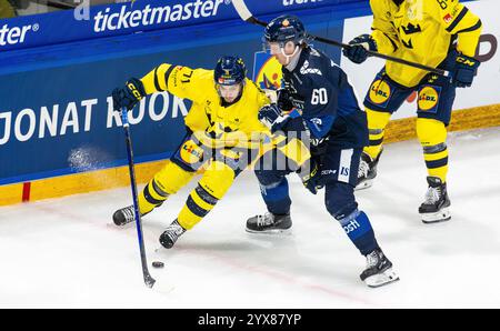 Fribourg, Suisse, 14 décembre 2024 : duel entre le #71 Isac Brannstrom (Suède) et le #60 Thomson Lassi (Finlande). (Photo de Andreas Haas/dieBildmanufaktur) crédit : dieBildmanufaktur/Alamy Live News Banque D'Images