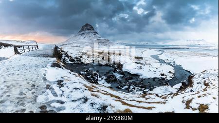 Vue du mont Kirkjufell au coucher du soleil en hiver. Grundarfjörður, péninsule de Snæfellsnes, région de Vesturland, Islande, Europe du Nord. Banque D'Images