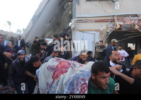 Gaza, Palestine. 14 décembre 2024. Israël a pris pour cible le bâtiment de la municipalité dans la ville de Deir al-Balah dans la partie centrale de la bande de Gaza, le 14 décembre 2024. Photo de Ramez HabboubABACAPRESS. COM Credit : Abaca Press/Alamy Live News Banque D'Images