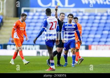 L'arbitre Anthony Backhouse montre un carton jaune à Amadou Mbengue de Reading pendant le match Sky Bet League 1 Reading vs Blackpool au Select car Leasing Stadium, Reading, Royaume-Uni, 14 décembre 2024 (photo par Izzy Poles/News images) Banque D'Images