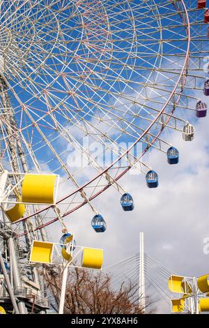 Grande roue de Tempozan à côté de l'aquarium d'Osaka Kaiyukan, l'une des plus grandes roues du monde, à Osaka, au Japon, le 25 décembre 2017 Banque D'Images