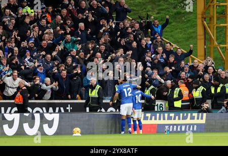 Wolverhampton, Royaume-Uni. 14 décembre 2024 ; stade Molineux, Wolverhampton, West Midlands, Angleterre; premier League Football, Wolverhampton Wanderers contre Ipswich Town ; Jens Cajuste et Conor Chaplin d'Ipswich Town célèbrent devant leurs fans après un but à la 15e minute par Craig Dawson de Wolverhampton Wanderers pour faire le score 1-0 crédit : action plus Sports images/Alamy Live News Banque D'Images