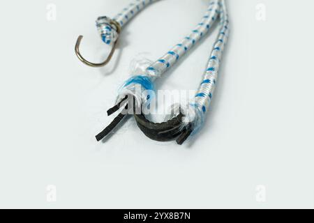 Corde en caoutchouc Bungee cassée avec crochets Banque D'Images