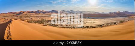 Une image panoramique haute résolution de Sossusvlei et un sentier d'empreintes sur la crête d'une dune, parc national de Sesriem, Namibie, Afrique. Banque D'Images