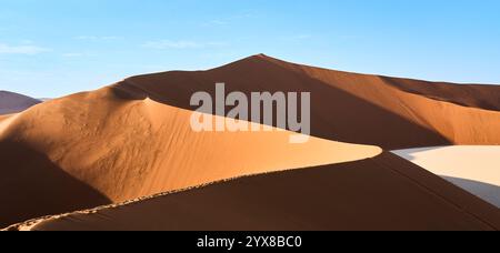 Panorama d'un sentier de pas sur une crête de dunes menant au sommet de la dune Big Daddy, Sossusvlei, Deadvlei, Sesriem, Namibie, Afrique. Banque D'Images