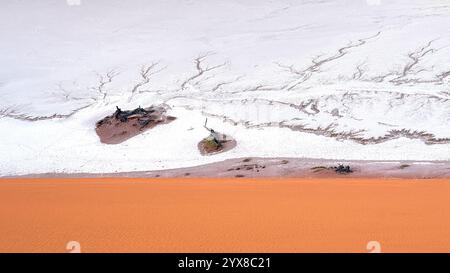 Les arbres pétrifiés dans le Deadvlei sont vus de la crête d'une dune, Big Daddy Dune, Sossusvlei, Deadvlei, Sesriem National Park, Namibie, Afrique. Banque D'Images