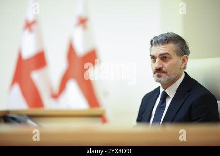 (241214) -- TBILISSI, 14 décembre 2024 (Xinhua) -- le candidat du parti du rêve géorgien au pouvoir, Mikheil Kavelashvili, attend le résultat de l'élection présidentielle dans la salle de session du parlement à Tbilissi, Géorgie, 15 décembre 2024. Le candidat du parti au pouvoir, le rêve géorgien, Mikheil Kavelashvili, a été élu président géorgien, a annoncé samedi la Commission électorale centrale. (Parlement géorgien/document via Xinhua) Banque D'Images