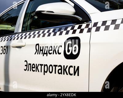 Sotchi, Russie - 24 mars 2024 : taxi électrique avec le logo Yandex Banque D'Images
