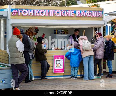 Sotchi, Russie - 24 mars 2024 : file d'attente pour les gaufres de Hong Kong sur le quai de Sotchi Banque D'Images