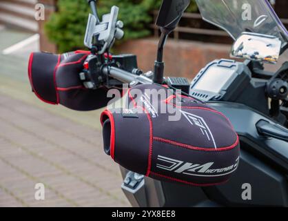 Sotchi, Russie - 24 mars 2024 : housses de guidon et gants de moto Banque D'Images