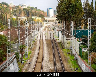 Sotchi, Russie - 24 mars 2024 : vue du chemin de fer dans la ville de Sotchi Banque D'Images