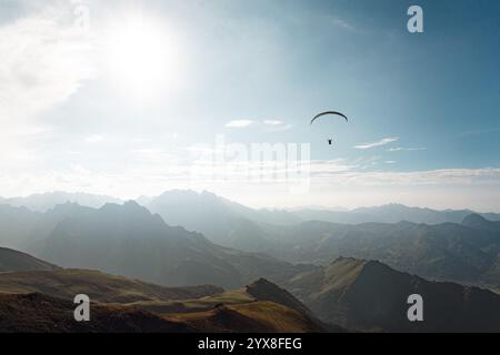 Un parapente vole au cœur des Pyrénées françaises Banque D'Images