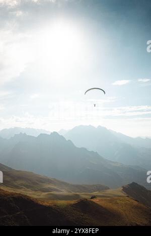 Un parapente vole au cœur des Pyrénées françaises Banque D'Images