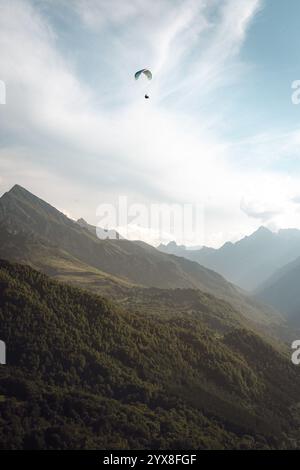 Un parapente vole au cœur des Pyrénées françaises Banque D'Images