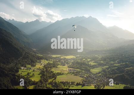 Un parapente vole au cœur des Pyrénées françaises Banque D'Images