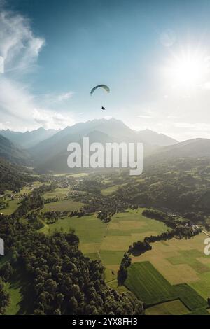 Un parapente vole au cœur des Pyrénées françaises Banque D'Images