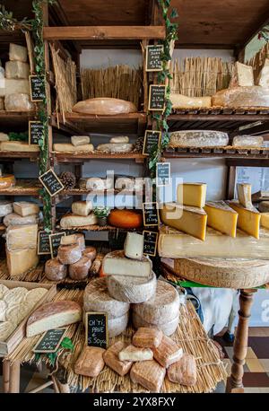 FROMAGERIE INTÉRIEUR FROMAGERIE FROMAGERIE, magasin, avec des fromages faits main variétés de fromage sur l'affichage avec des étiquettes de prix en euros dans le charmant artisan fromagerie intérieur "Caseus" Montreuil sur mer France Banque D'Images