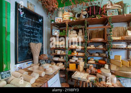 FROMAGERIE FRANÇAISE EXPOSITION FRANCE sélection de fromages faits main exposés dans la FROMAGERIE fromagerie française rustique Caseus Montreuil sur mer France Banque D'Images