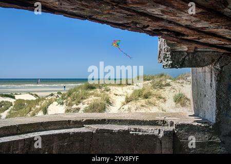 FUSIL DE PLAGE ALLEMAND DE POSE DE CANONS EN BÉTON DE la seconde Guerre mondiale, avec planche à voile et cerf-volant fortification historique canon nazi de la seconde Guerre mondiale et bunker de guet surplombant les plages de Fort-Mahon plage du nord de la France Banque D'Images