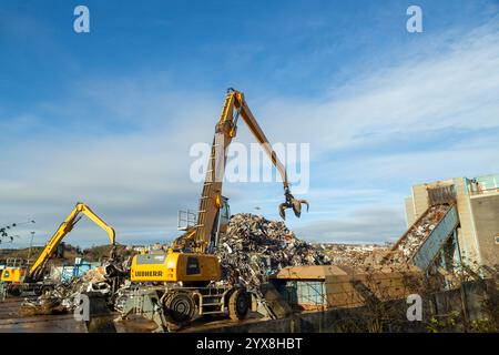 Chargeuse mécanique avec un bras de grappin dans une installation de recyclage de métaux sur le quai à Inverkeithing, Fife, Écosse Banque D'Images