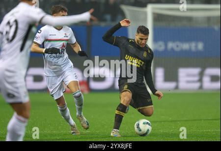 Leuven, Belgique. 14 décembre 2024. Yacine Titraoui de Charleroi se bat pour le ballon lors d'un match de football entre Oud-Heverlee Louvain et le Sporting Charleroi, samedi 14 décembre 2024 à Louvain, le jour 18 de la saison 2024-2025 de la première division du championnat belge 'Jupiler Pro League'. BELGA PHOTO VIRGINIE LEFOUR crédit : Belga News Agency/Alamy Live News Banque D'Images