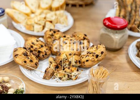 Biscuits au chocolat et aux noix sur la table et cure-dents pour la dégustation. Photo de haute qualité Banque D'Images