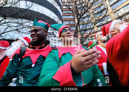 Edgeware, Londres, Royaume-Uni. 14 décembre 2024. Santas assemblé pour Santacon 2024 à Londres. Credit : Matthew Chattle/Alamy Live News Banque D'Images