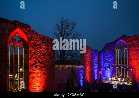 Bernburg, Allemagne. 14 décembre 2024. Les murs du monastère sont éclairés par atmosphère. Chaque année en décembre, l'Université des sciences appliquées d'Anhalt invite les résidents et les invités de la ville de Bernbourg à un monastère international Noël dans le monastère de Bernbourg crédit : Heiko Rebsch/dpa/Alamy Live News Banque D'Images