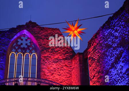 Bernburg, Allemagne. 14 décembre 2024. Les murs du monastère sont éclairés par atmosphère. Chaque année en décembre, l'Université des sciences appliquées d'Anhalt invite les résidents et les invités de la ville de Bernbourg à un monastère international Noël dans le monastère de Bernbourg crédit : Heiko Rebsch/dpa/Alamy Live News Banque D'Images