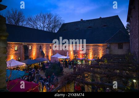 Bernburg, Allemagne. 14 décembre 2024. Les murs du monastère sont éclairés par atmosphère. Chaque année en décembre, l'Université des sciences appliquées d'Anhalt invite les résidents et les invités de la ville de Bernbourg à un monastère international Noël dans le monastère de Bernbourg crédit : Heiko Rebsch/dpa/Alamy Live News Banque D'Images