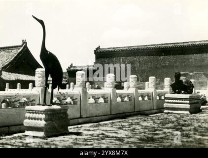 La grue en cuivre et la tortue en cuivre (brûleurs d'encens) de la Cité interdite. Pékin Chine 1900s. Banque D'Images