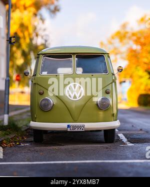 Mariestad, Suède - 06 octobre 2024 : devant un bus Volkswagen T1 vert 1962 garé dans une rue Banque D'Images