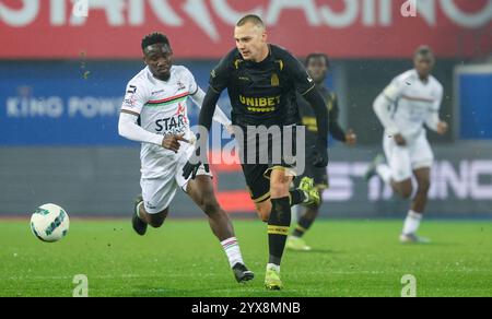 Leuven, Belgique. 14 décembre 2024. Nikola Stulic de Charleroi se bat pour le ballon lors d'un match de football entre Oud-Heverlee Louvain et le Sporting Charleroi, samedi 14 décembre 2024 à Louvain, le jour 18 de la saison 2024-2025 de la première division du championnat belge 'Jupiler Pro League'. BELGA PHOTO VIRGINIE LEFOUR crédit : Belga News Agency/Alamy Live News Banque D'Images