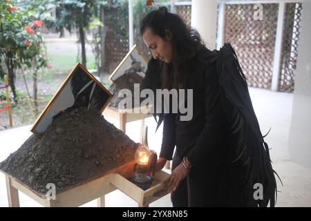 Dhaka, Bangladesh. 14 décembre 2024. Un artiste interprète des performances à la mémoire des martyrs de la guerre de libération de 1971 à l'Institut des Beaux-Arts de Dhaka. (Crédit image : © MD Mehedi Hasan/ZUMA Press Wire) USAGE ÉDITORIAL SEULEMENT! Non destiné à UN USAGE commercial ! Banque D'Images