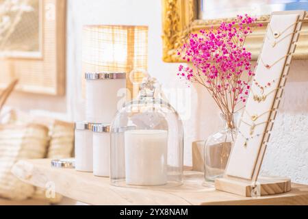 Explorez un décor élégant avec des bougies et des fleurs séchées pour une atmosphère chaleureuse Banque D'Images